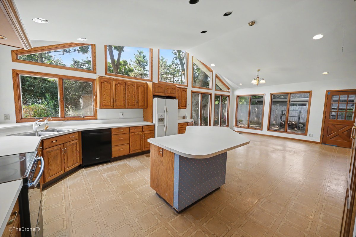 1120 E Prairie Avenue Property Photo 9
