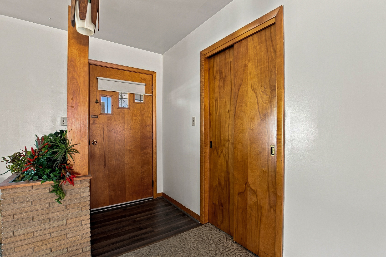 211 W Lincolnway Property Photo 6