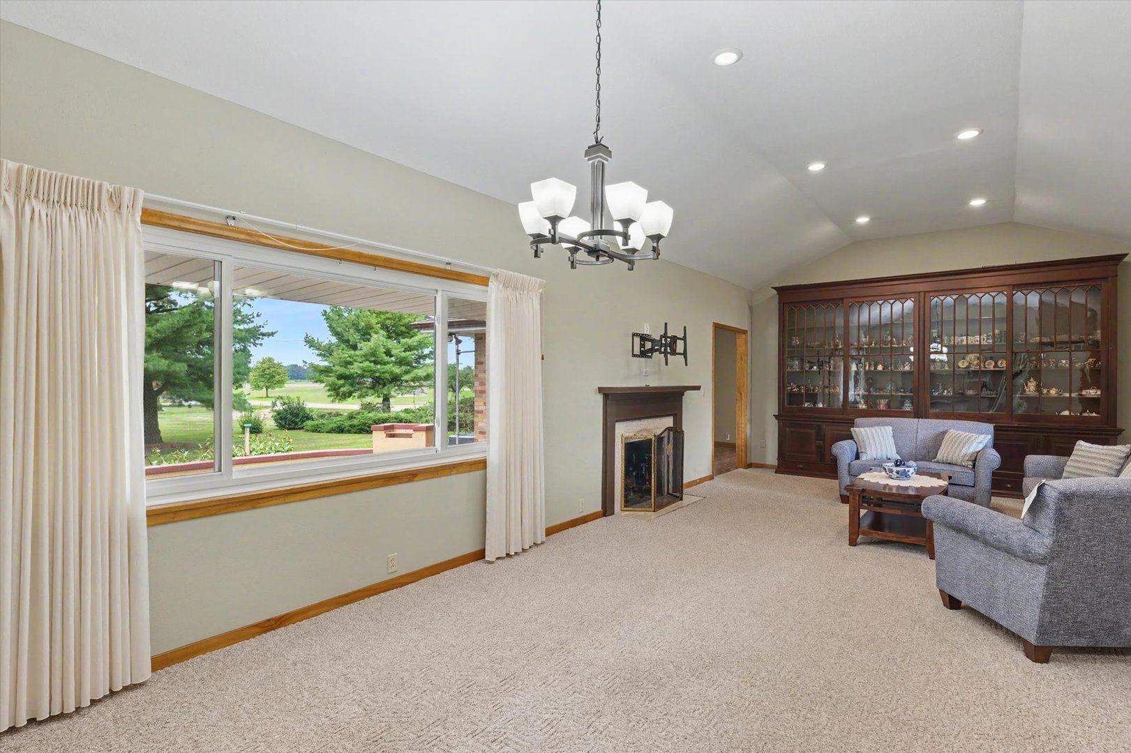 1123 N Sangamon Avenue Property Photo 8