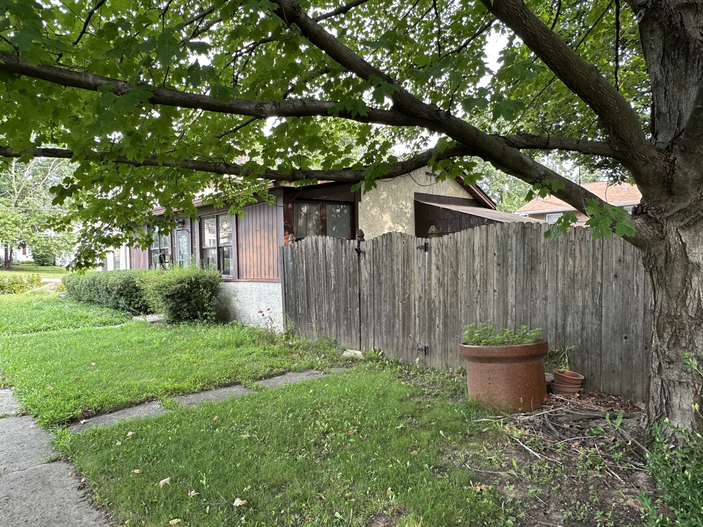 404 E 9th Street Property Photo 7