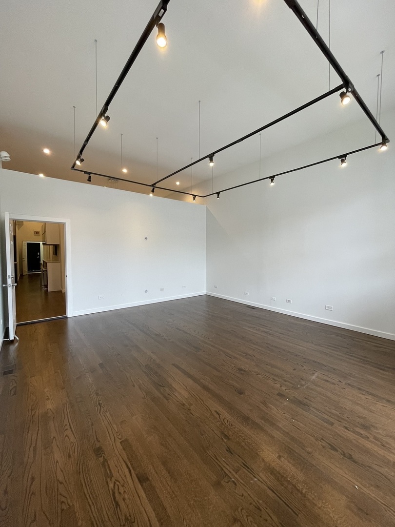 1451 N Ashland Avenue S Property Photo 3