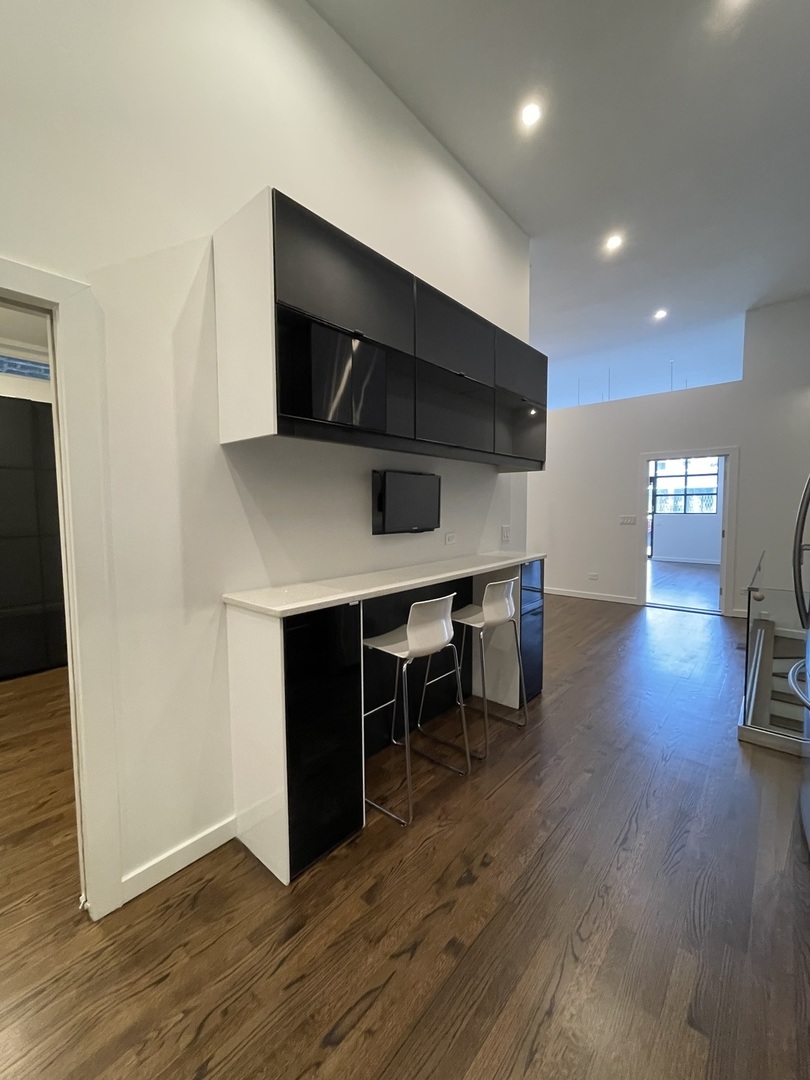1451 N Ashland Avenue S Property Photo 8