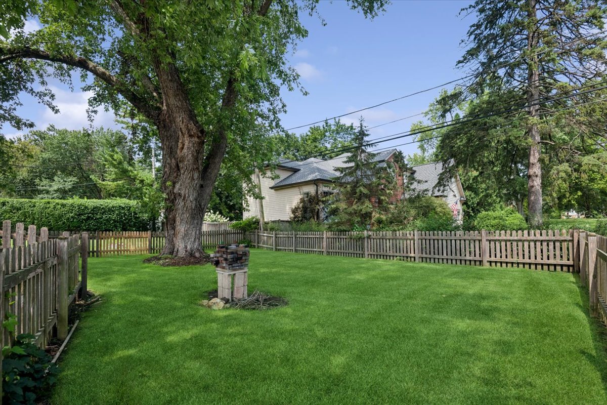 648 E Rockland Road Property Photo 15