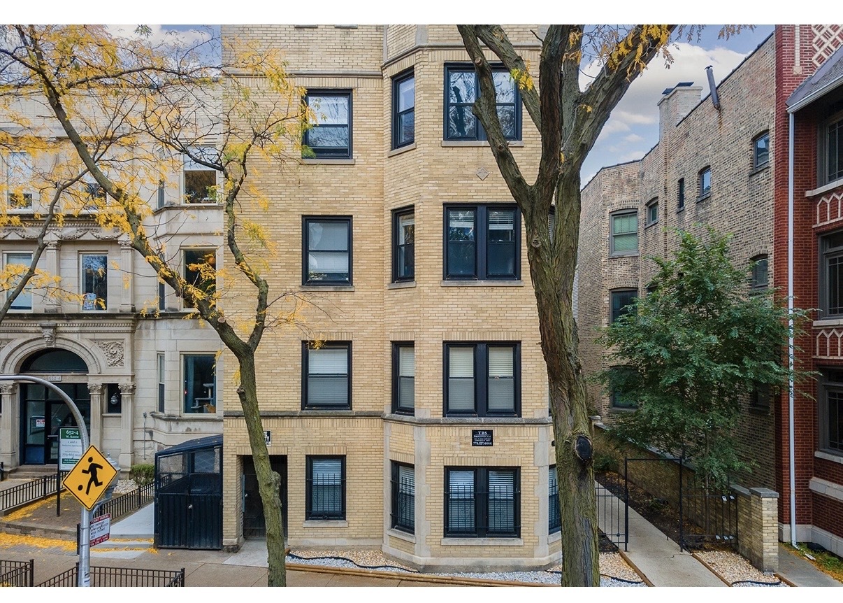 648.5 W Roscoe Street 2N Property Photo 1