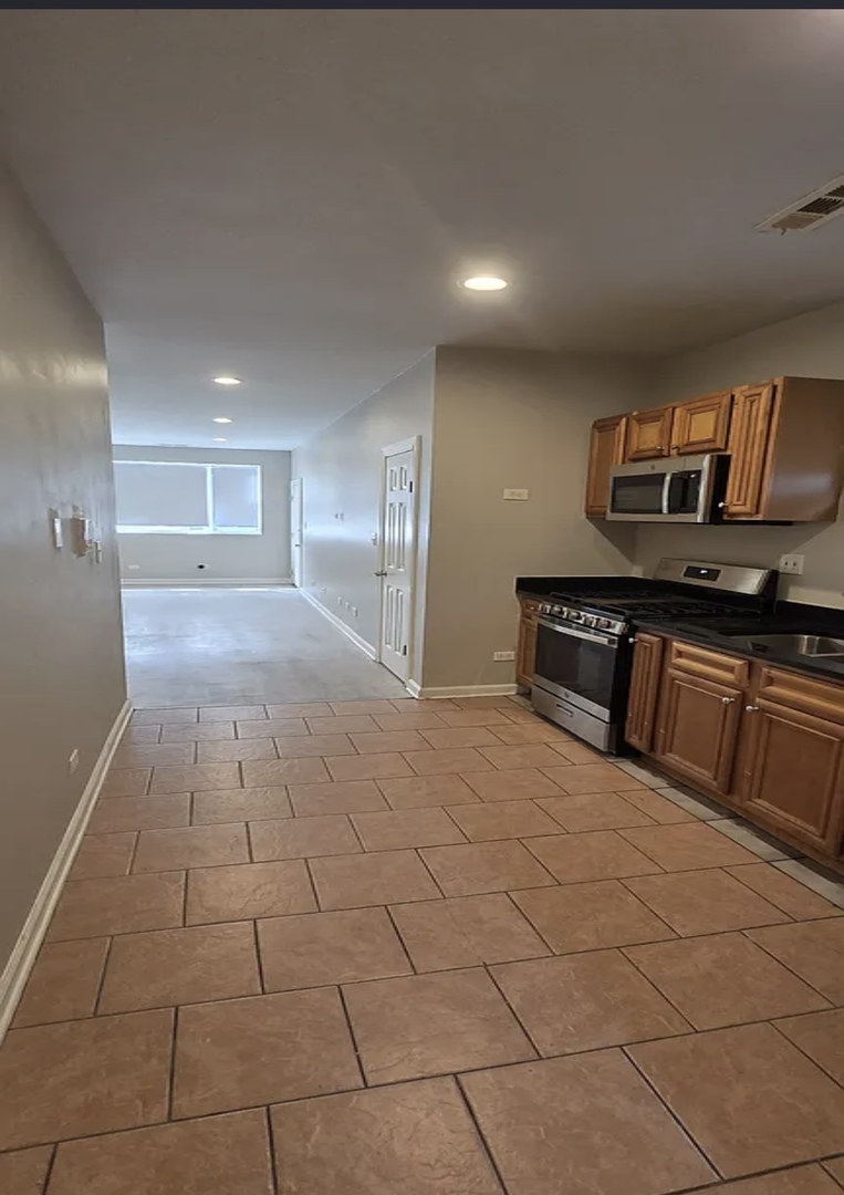 7257 S May Street B Property Photo 4
