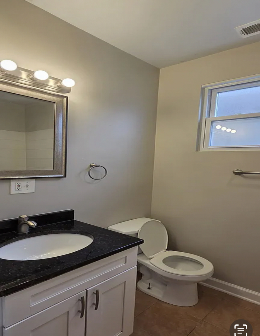 7257 S May Street B Property Photo 5