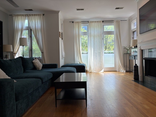 1518 N Sedgwick Street B Property Photo 2