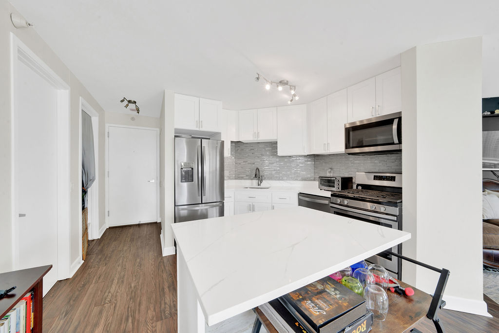 545 N Dearborn Street 2510 Property Photo 4