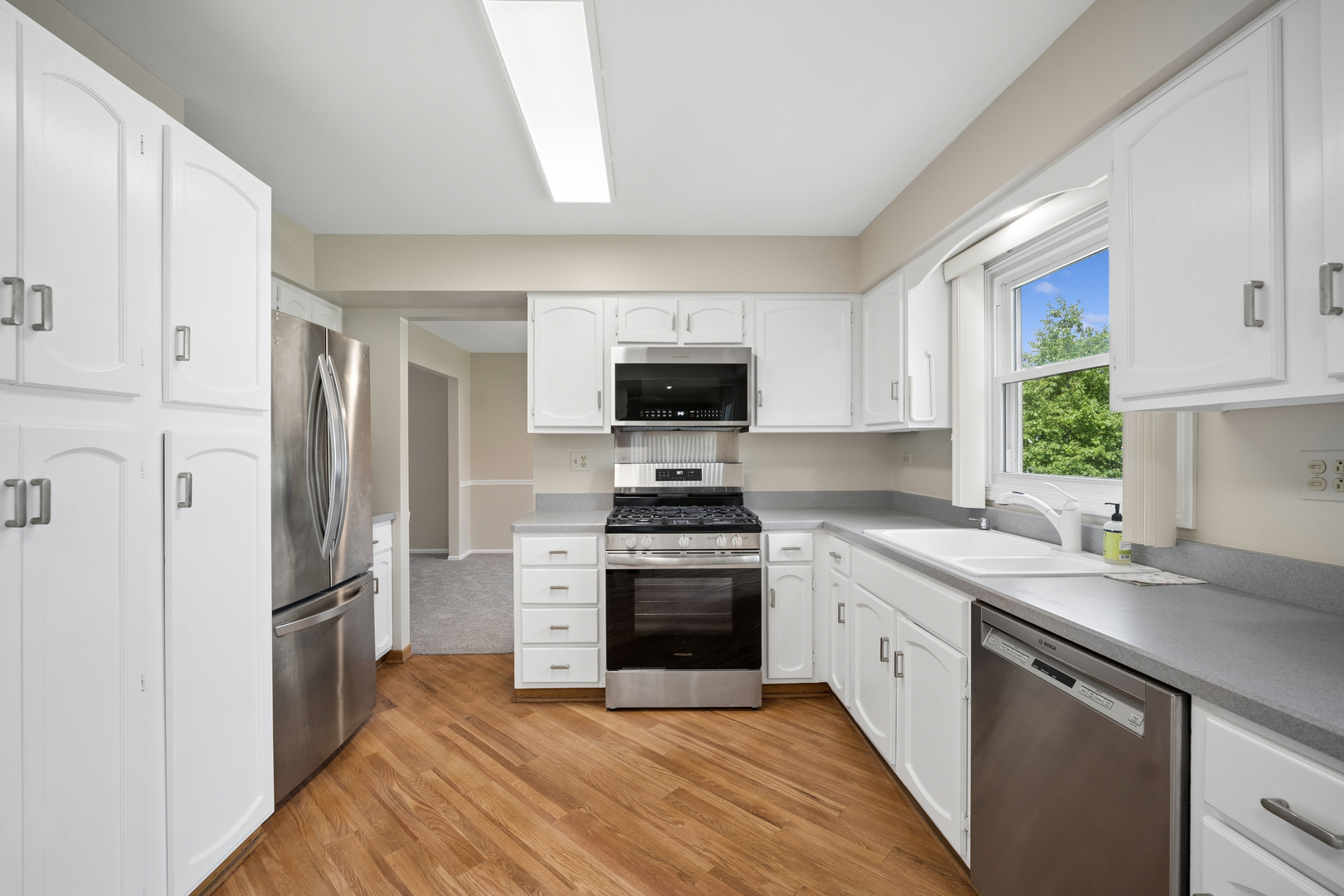 894 Thompson Boulevard Property Photo 6