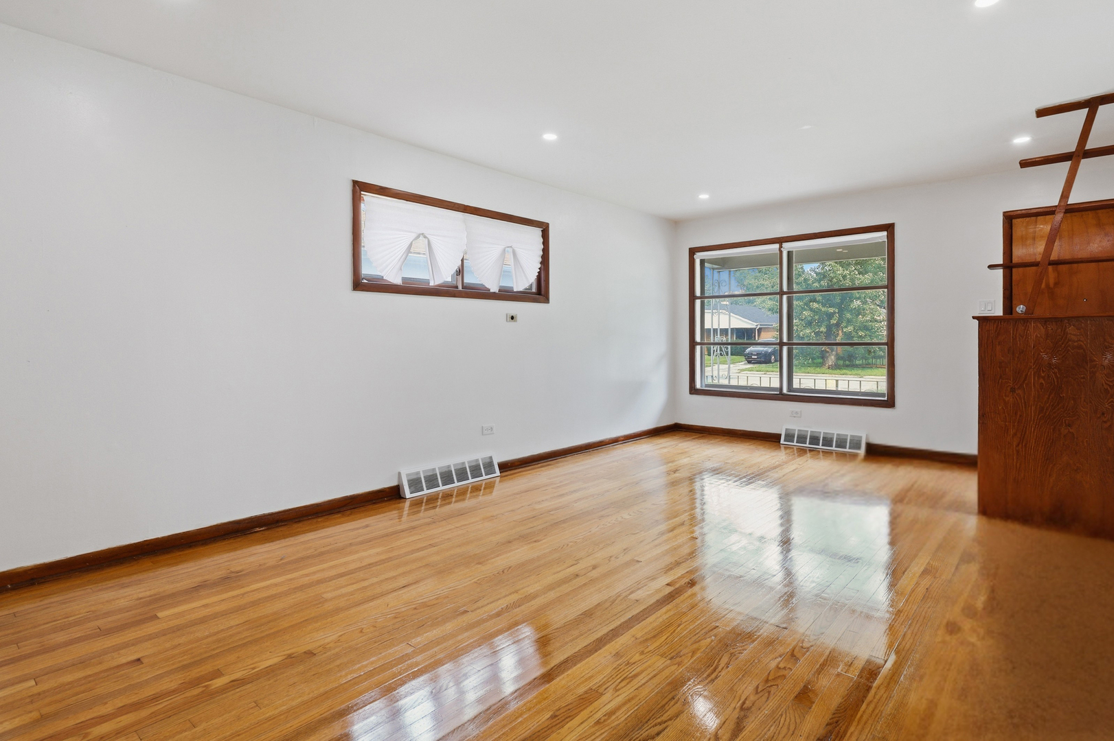 14908 Wabash Avenue Property Photo 2