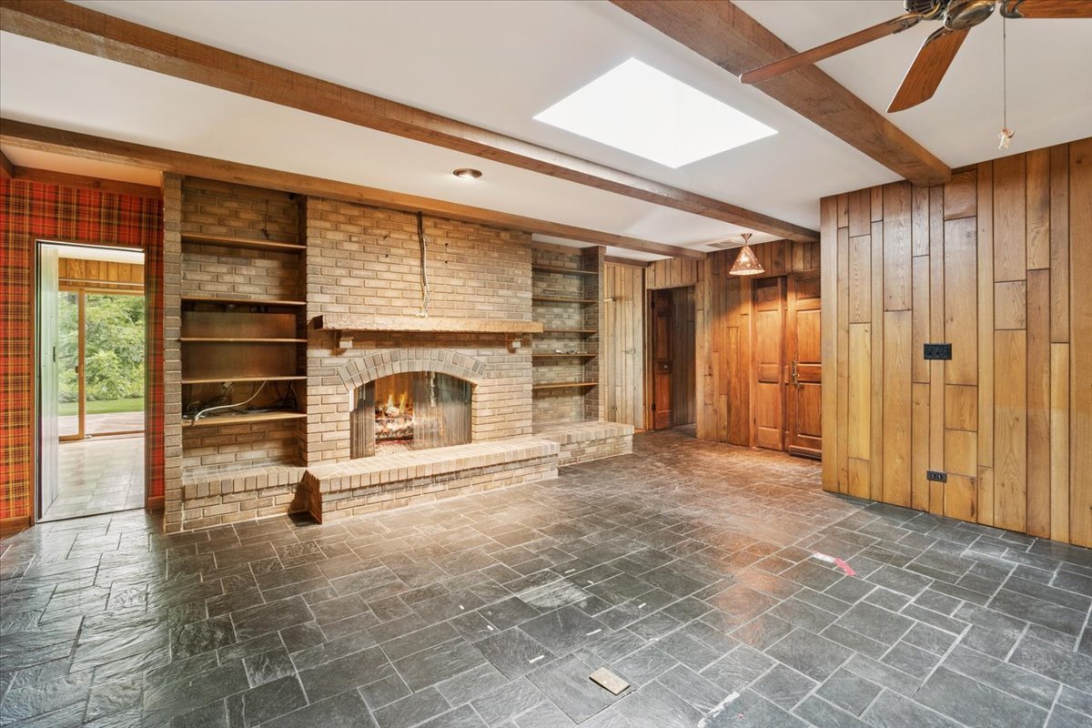 1161 Valley Road Property Photo 4