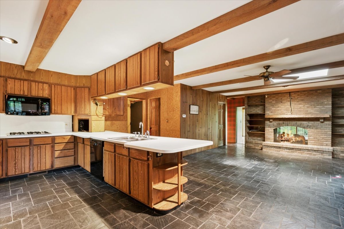 1161 Valley Road Property Photo 8