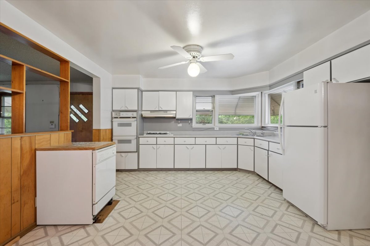8351 W 99th Street Property Photo 4