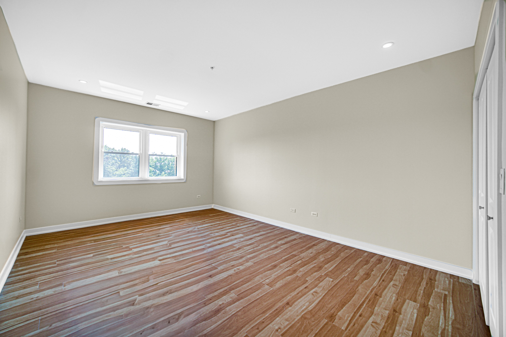 20 Trafalgar Square 407 Property Photo 11