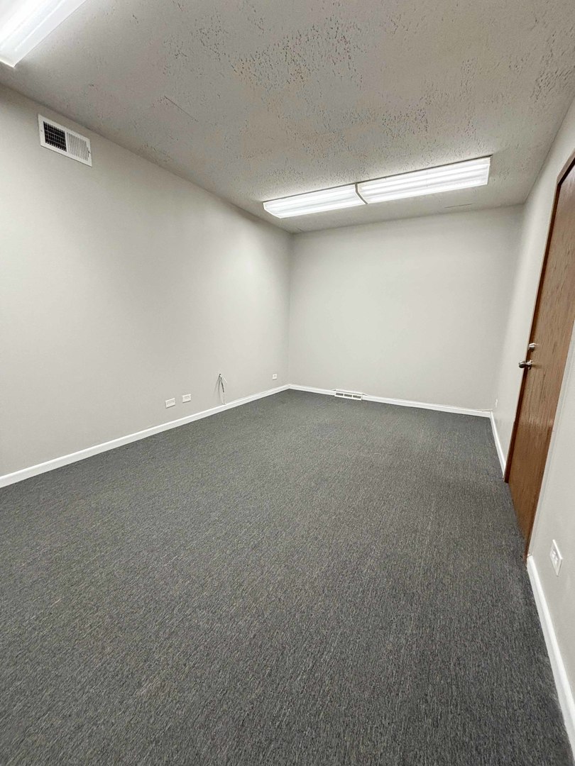 5765 N Lincoln Avenue 16 Property Photo 6