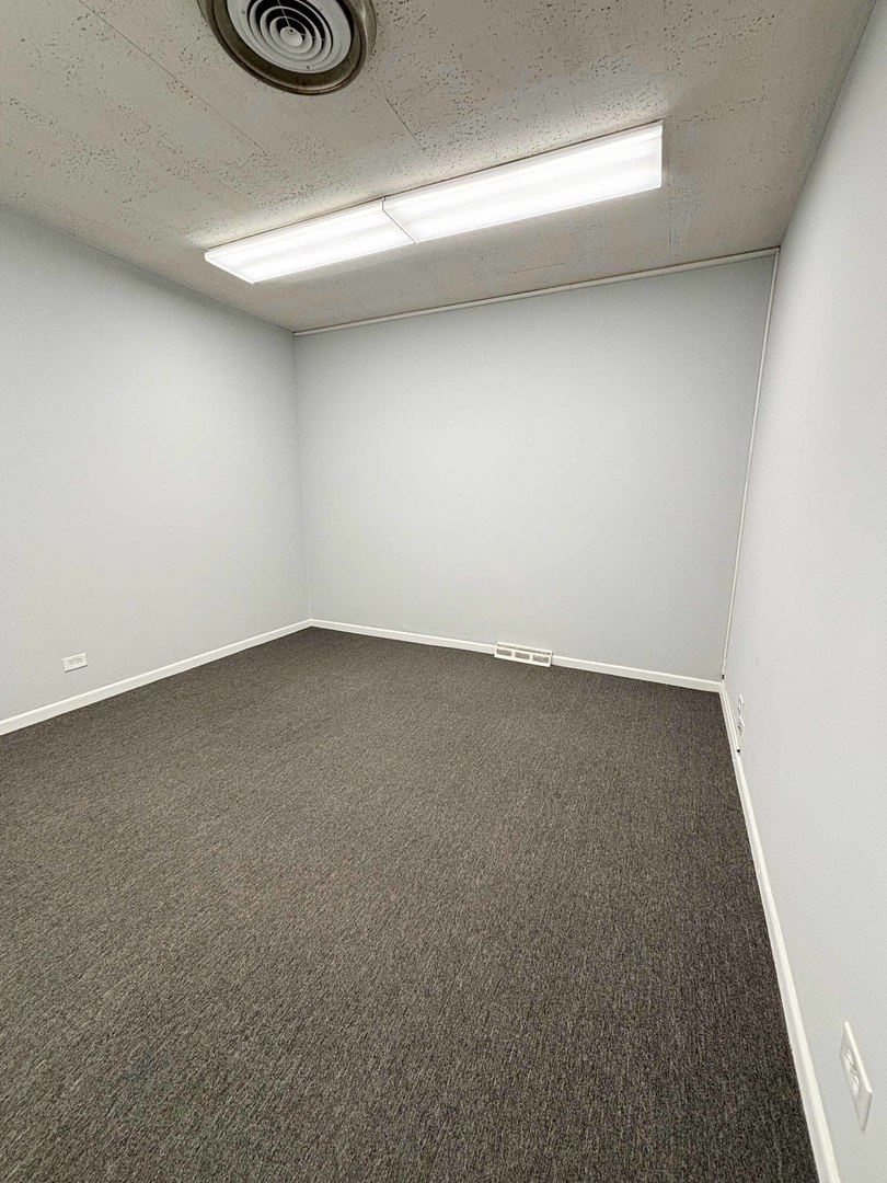 5765 N Lincoln Avenue 16 Property Photo 7