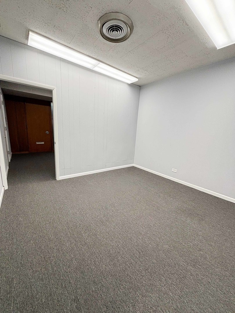 5765 N Lincoln Avenue 16 Property Photo 9