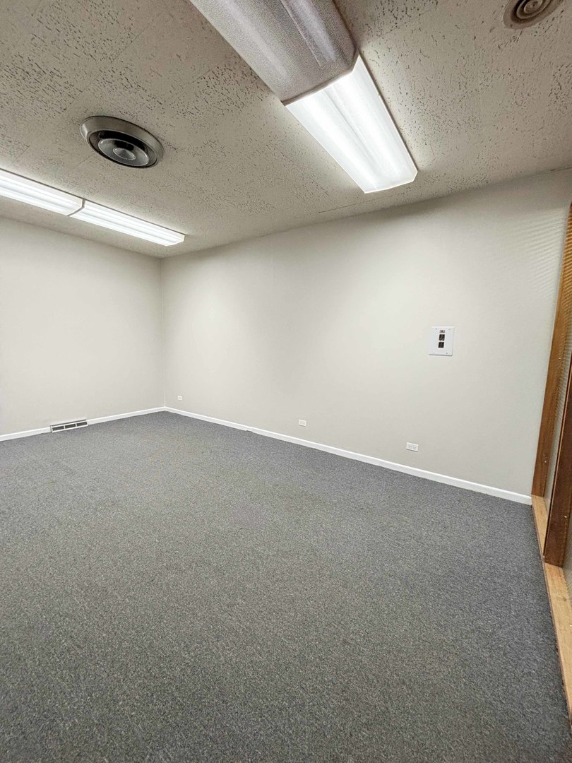 5765 N Lincoln Avenue 19 Property Photo 3