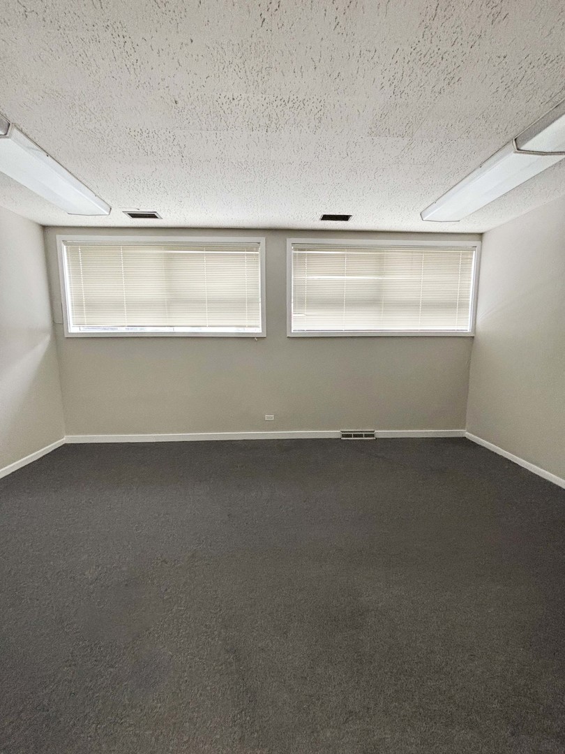 5765 N Lincoln Avenue 19 Property Photo 4