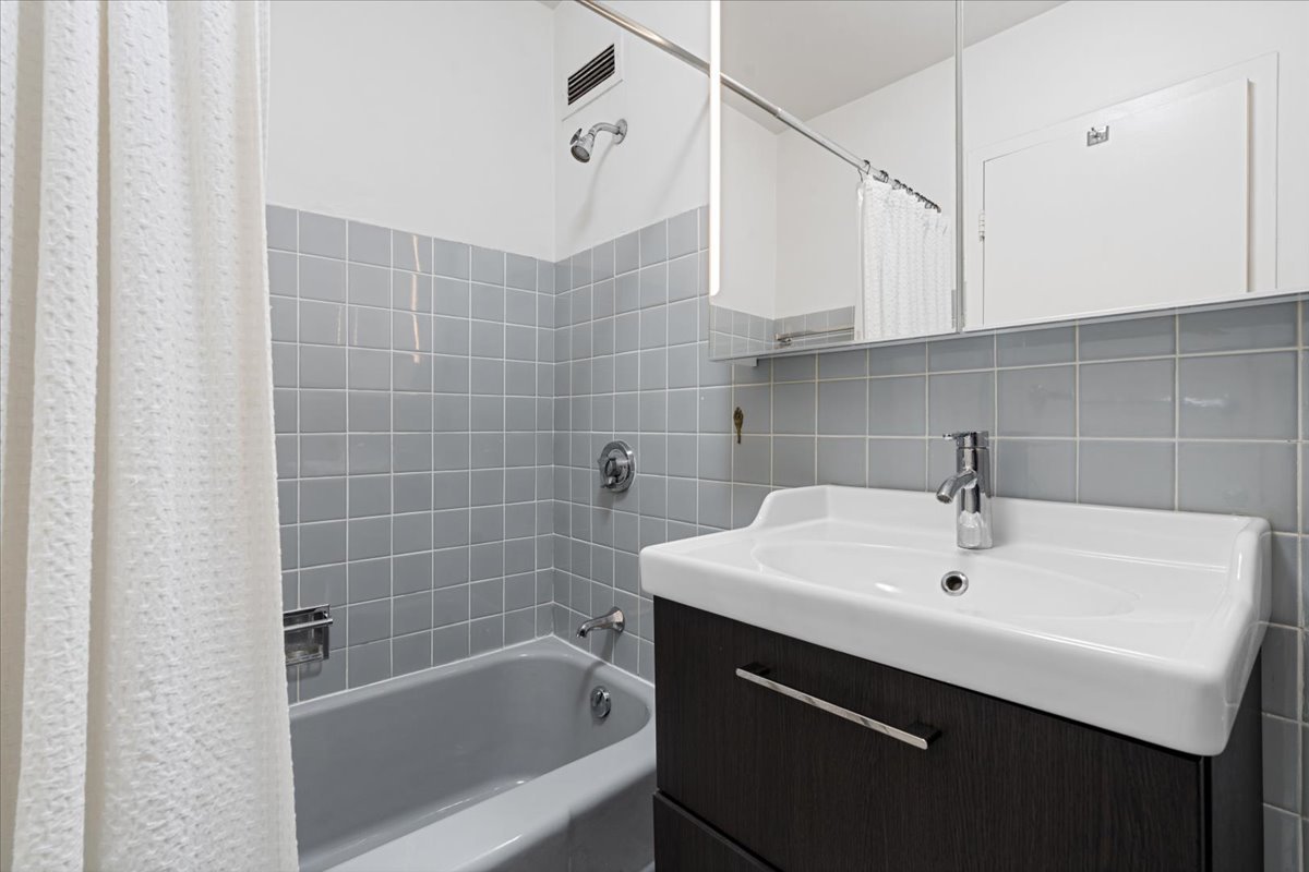1150 N Lake Shore Drive 18j Property Photo 14