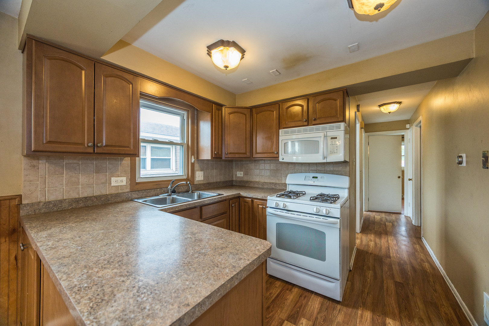 12716 S Saginaw Avenue Property Photo 9
