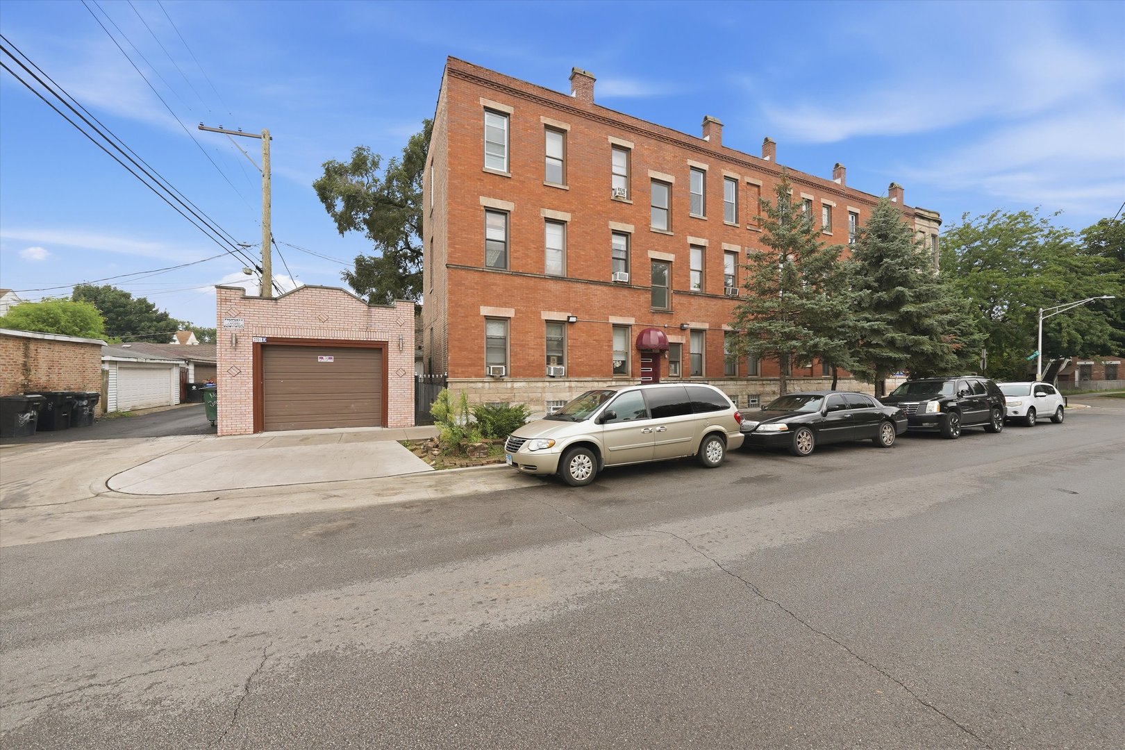 2701 S Saint Louis Avenue Property Photo 3