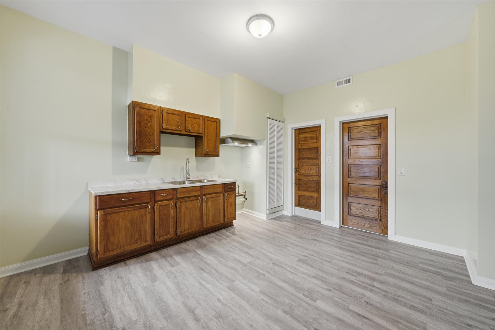 2701 S Saint Louis Avenue Property Photo 14