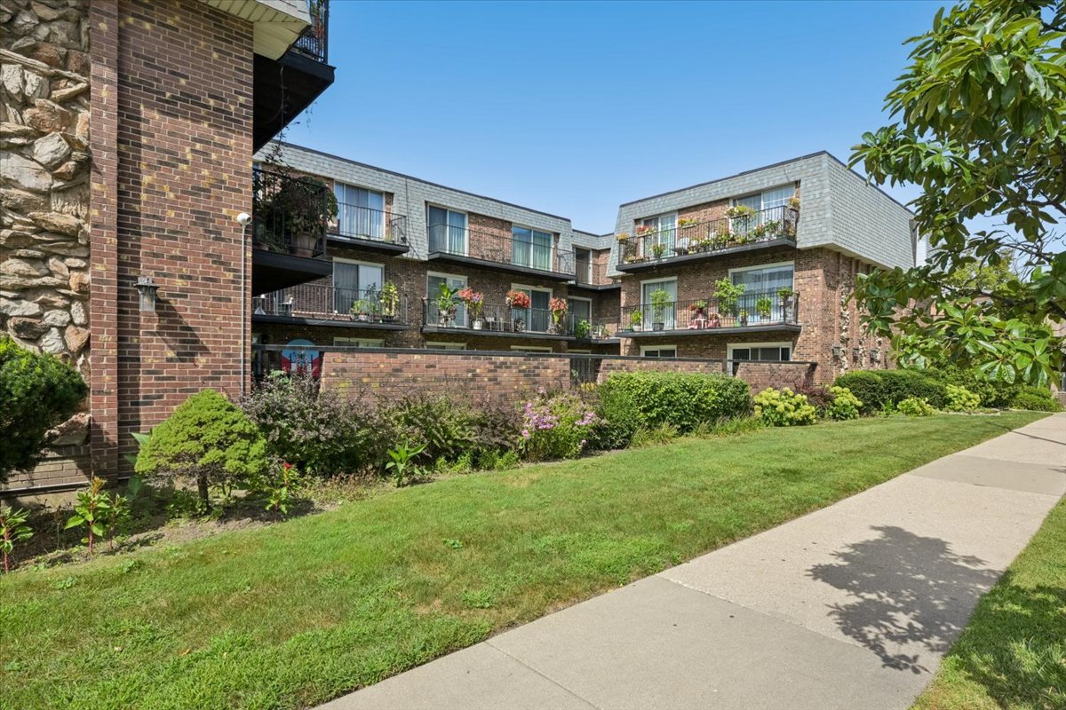 3746 N Central Avenue 3e Property Photo 2