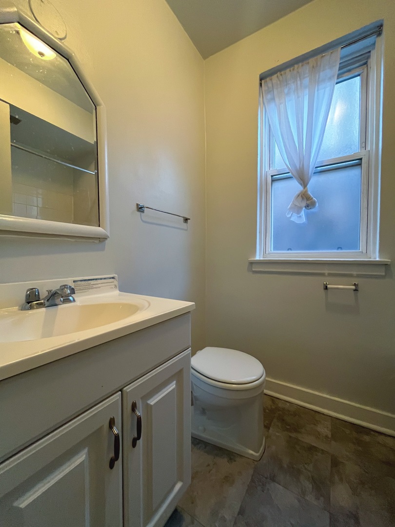 3727 N Pine Grove Avenue 305 Property Photo 8