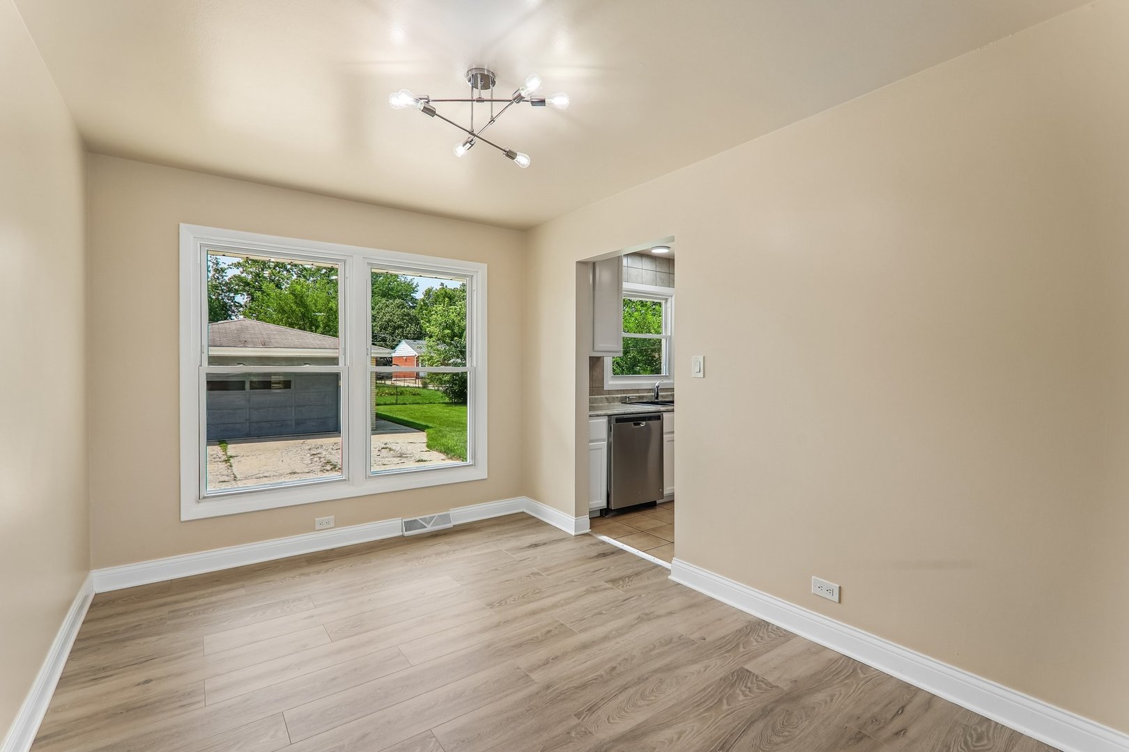 812 N Lincoln Street Property Photo 5