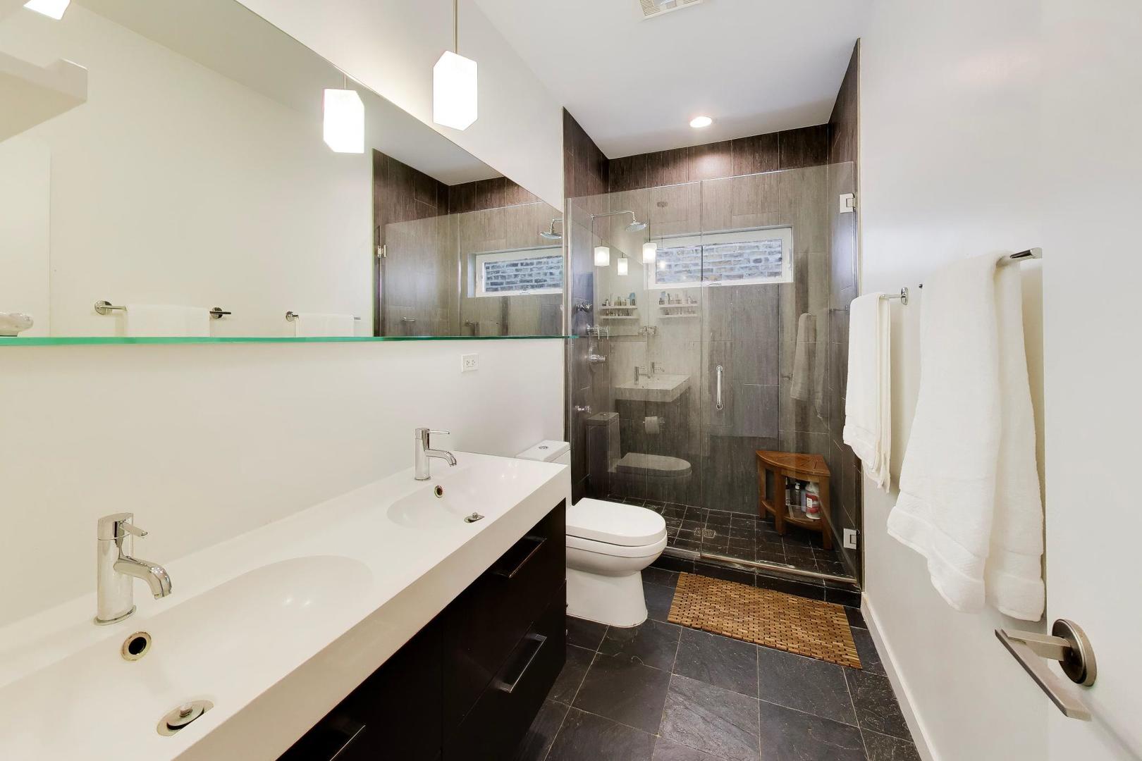 1340 N Artesian Avenue Property Photo 10