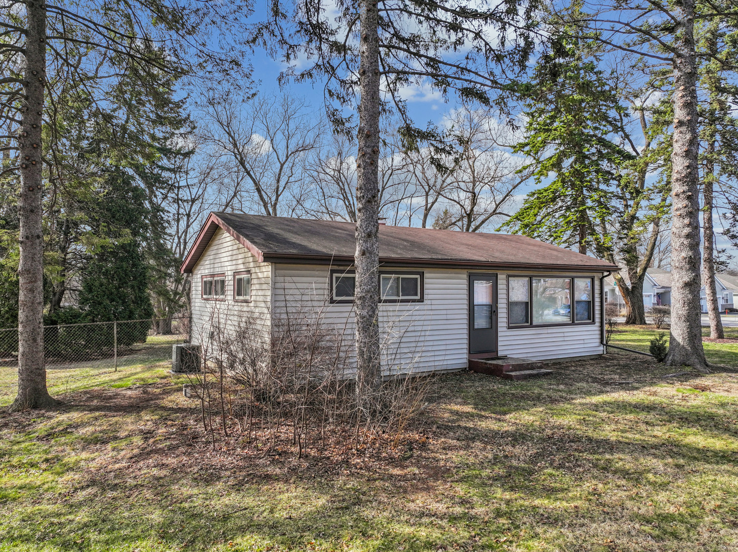 1484 N Hicks Road Property Photo 3