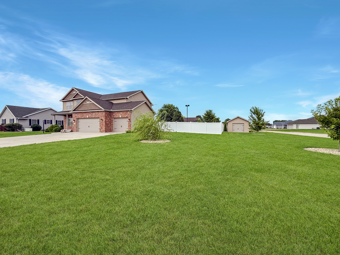 217 N Pointe Drive Property Photo 4
