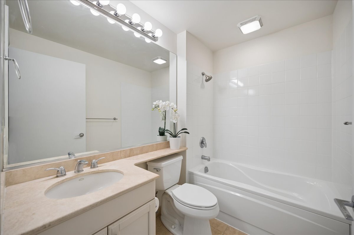 400 N Clinton Street 207 Property Photo 10