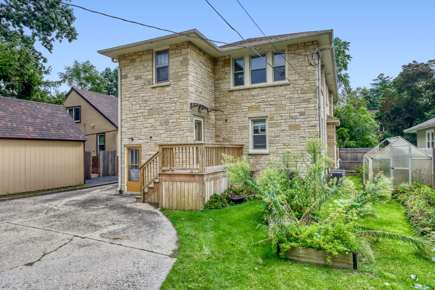1608 Henry Place Property Photo 4
