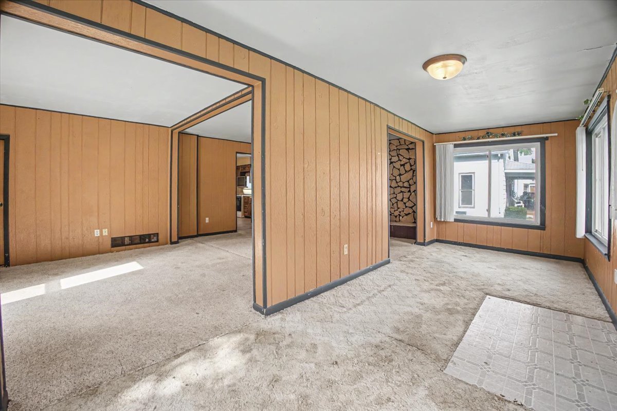 413 E Howard Street Property Photo 5