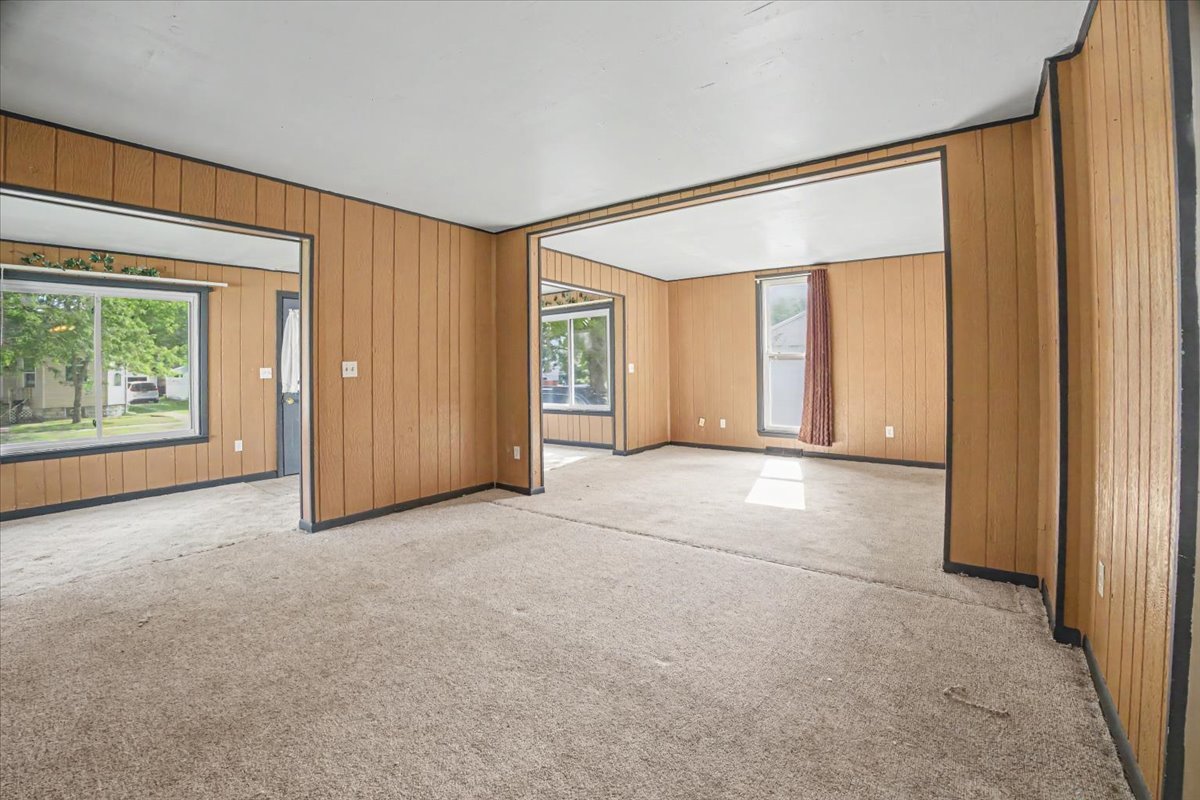 413 E Howard Street Property Photo 9