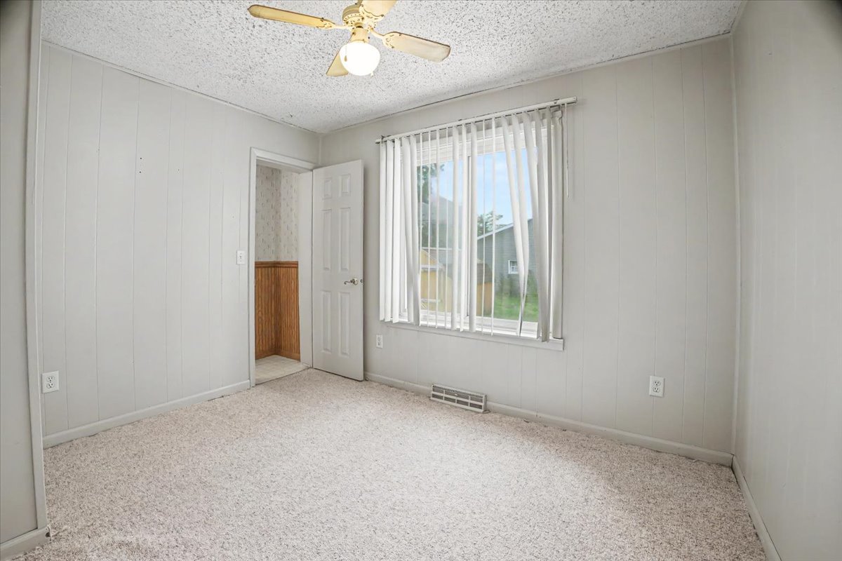 413 E Howard Street Property Photo 15