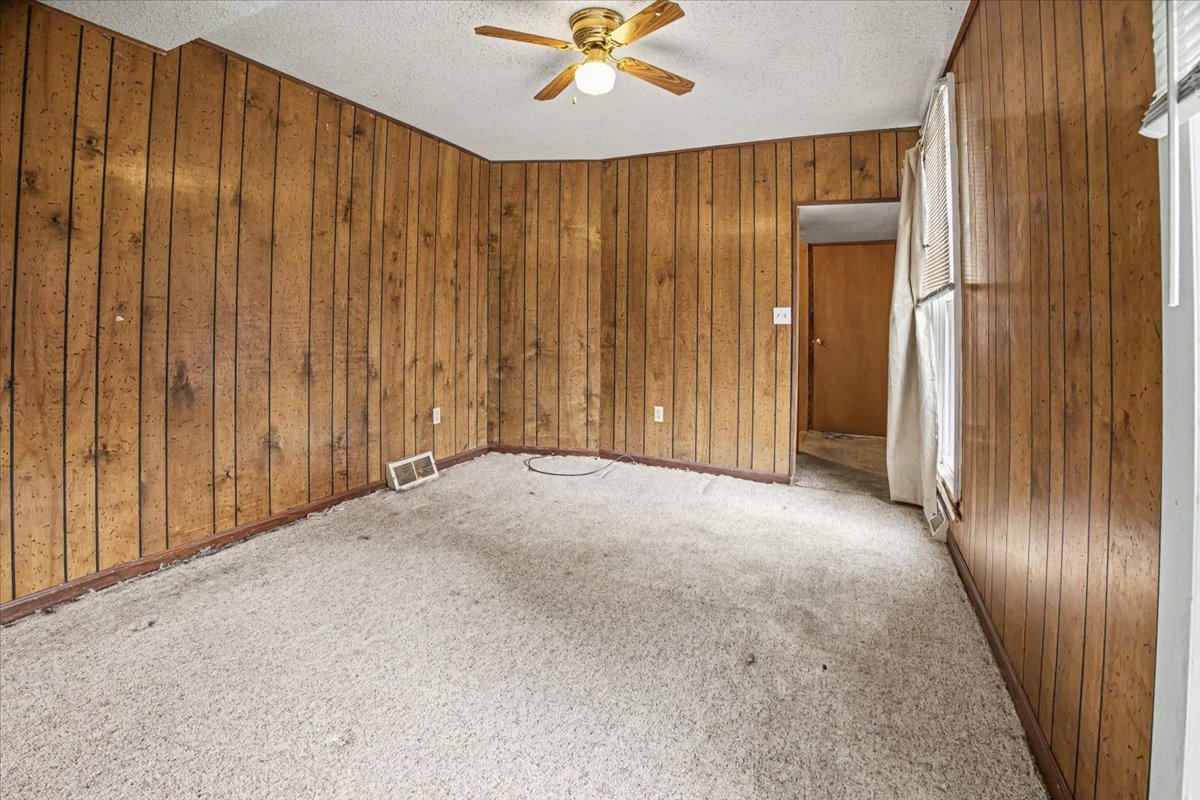 413 E Howard Street Property Photo 19