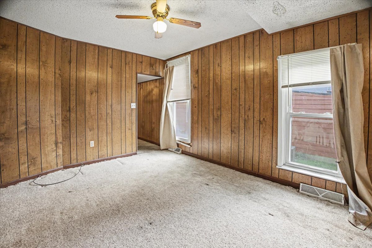 413 E Howard Street Property Photo 20