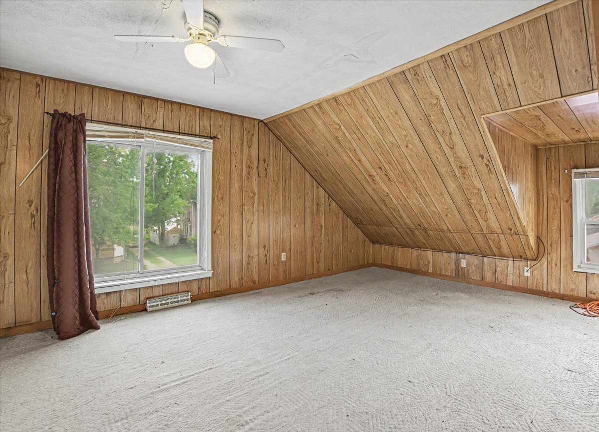 413 E Howard Street Property Photo 28