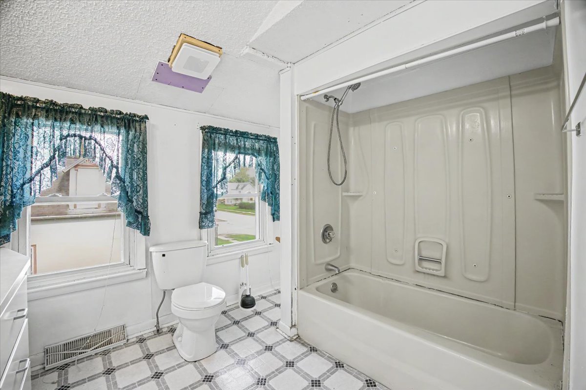 413 E Howard Street Property Photo 30