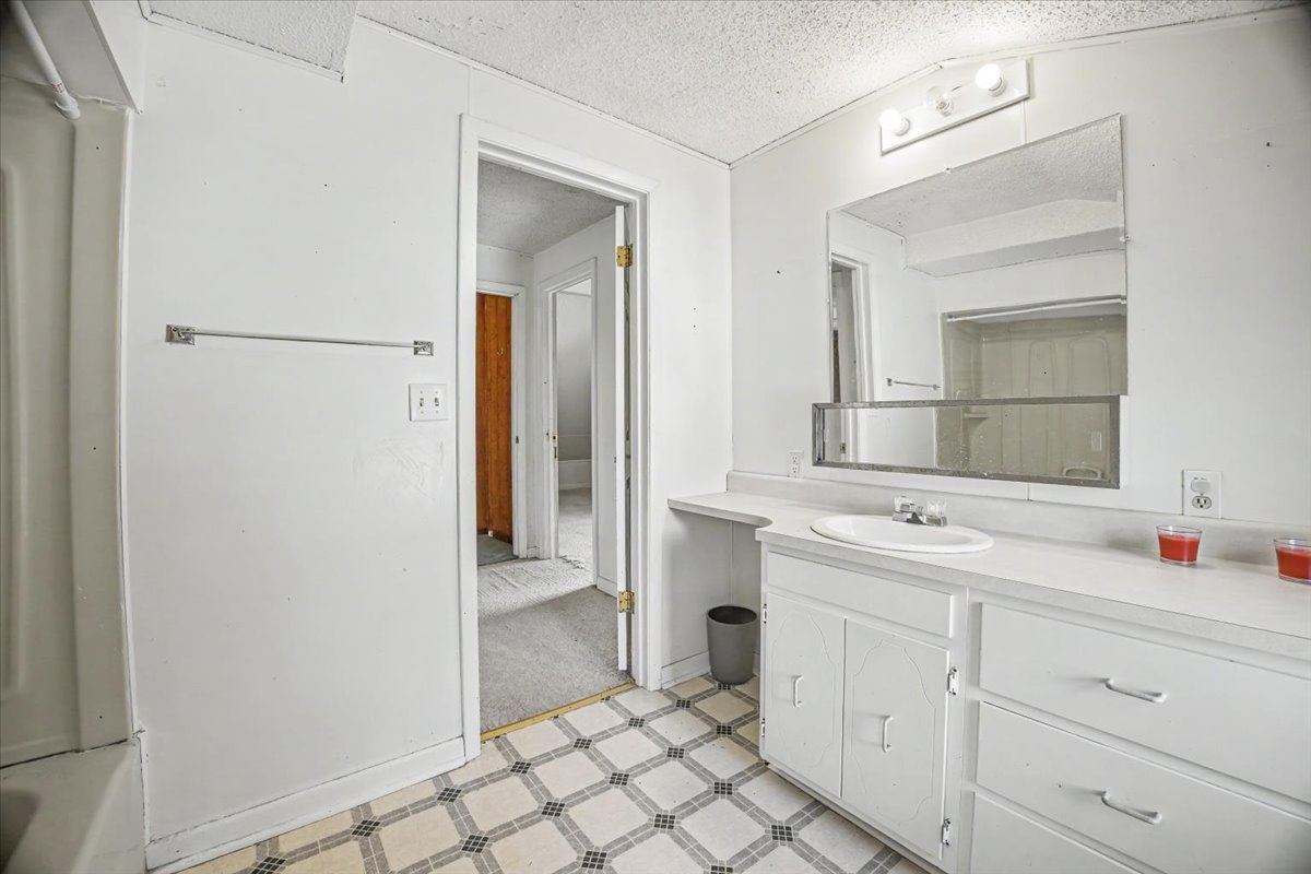 413 E Howard Street Property Photo 32