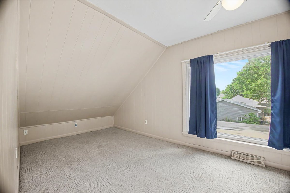 413 E Howard Street Property Photo 34