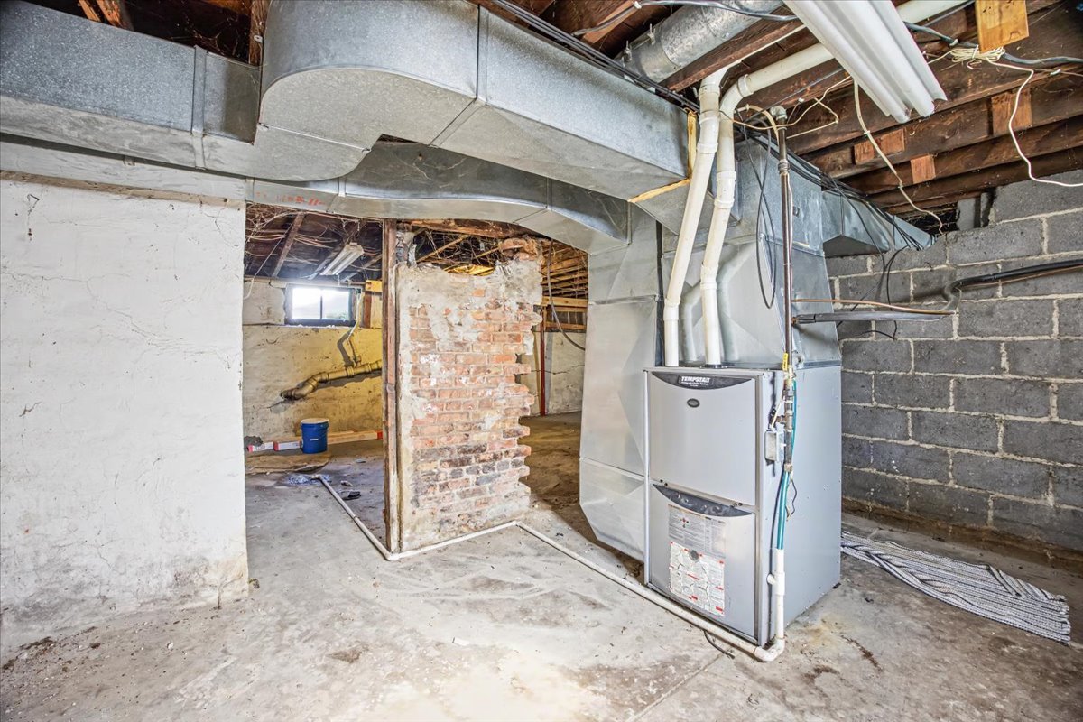 413 E Howard Street Property Photo 40