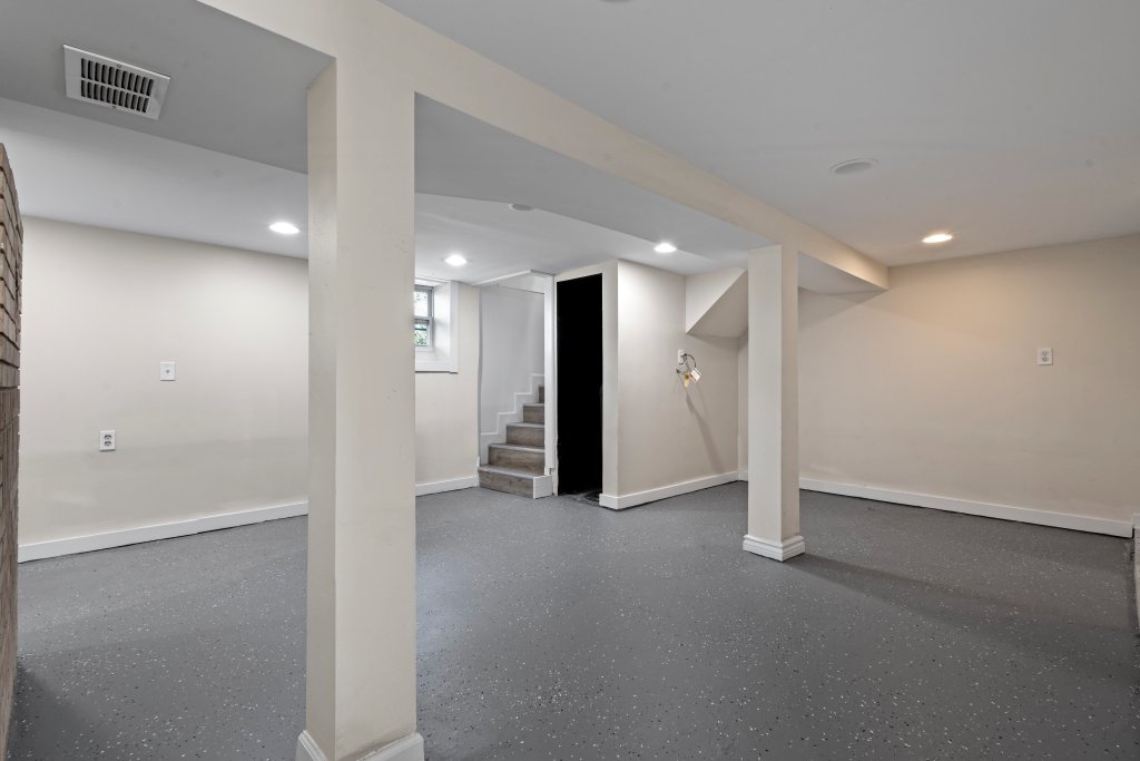 15661 State Street Property Photo 25