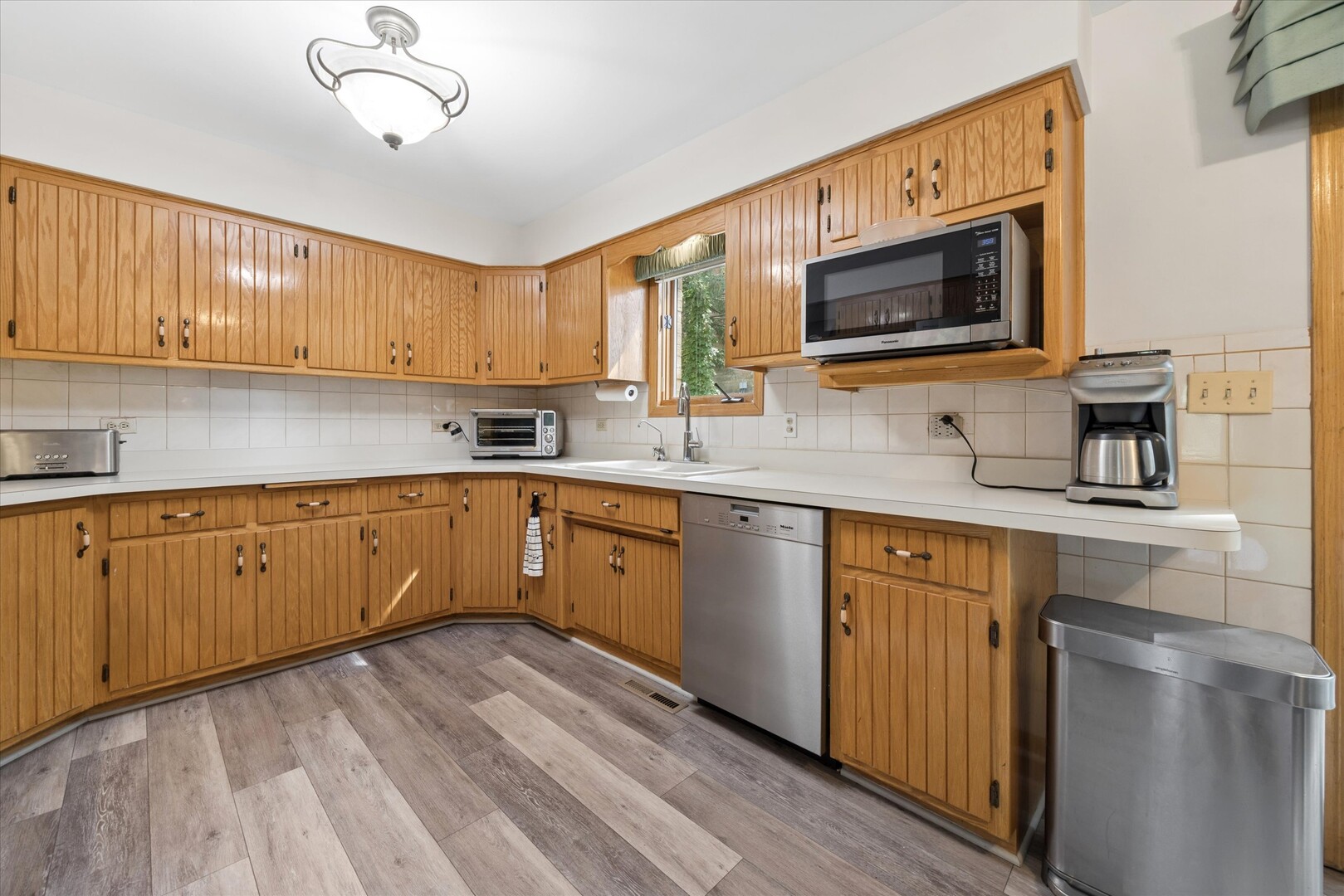 11131 Dineff Road Property Photo 9