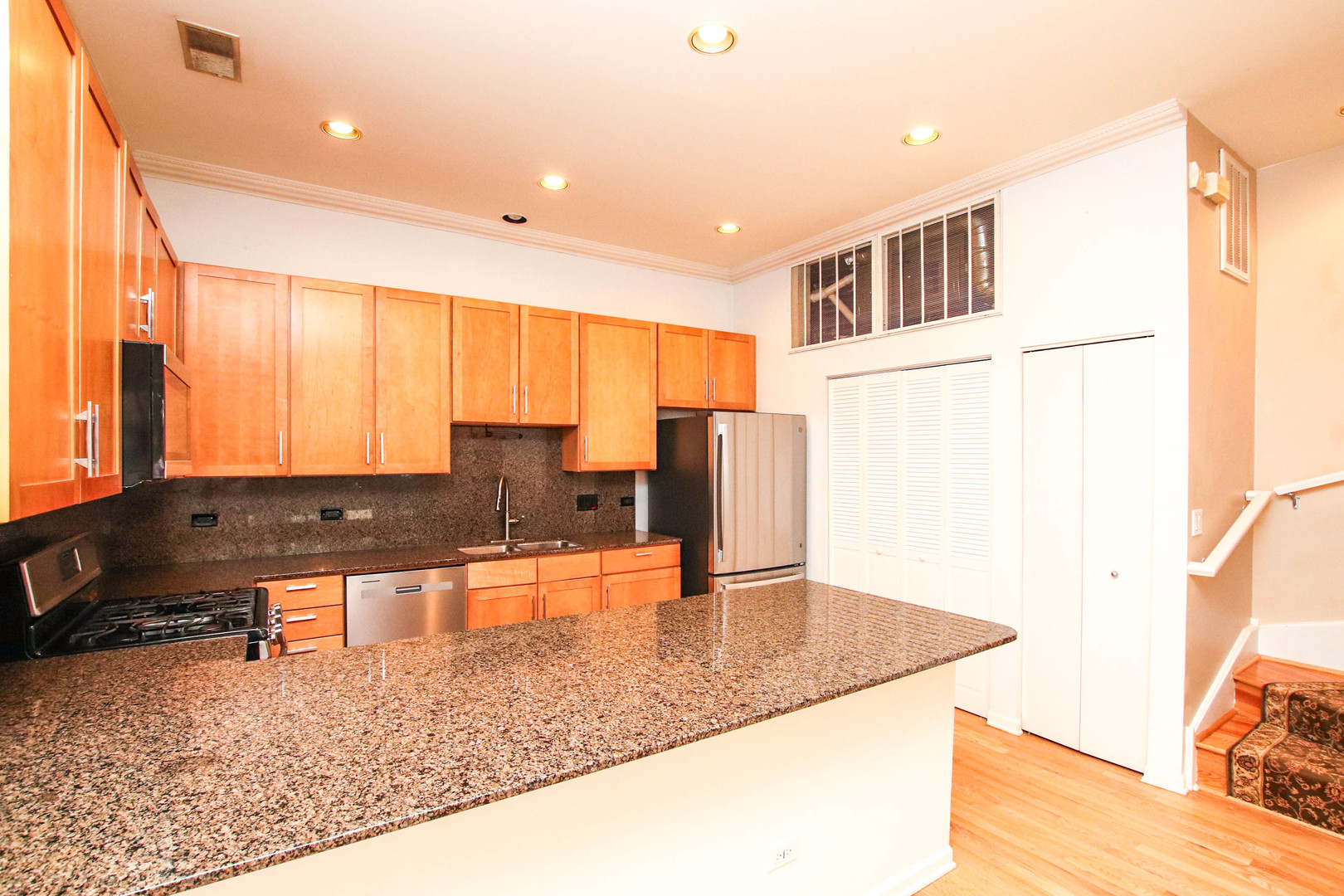945 N Kingsbury Street 119 Property Photo 6