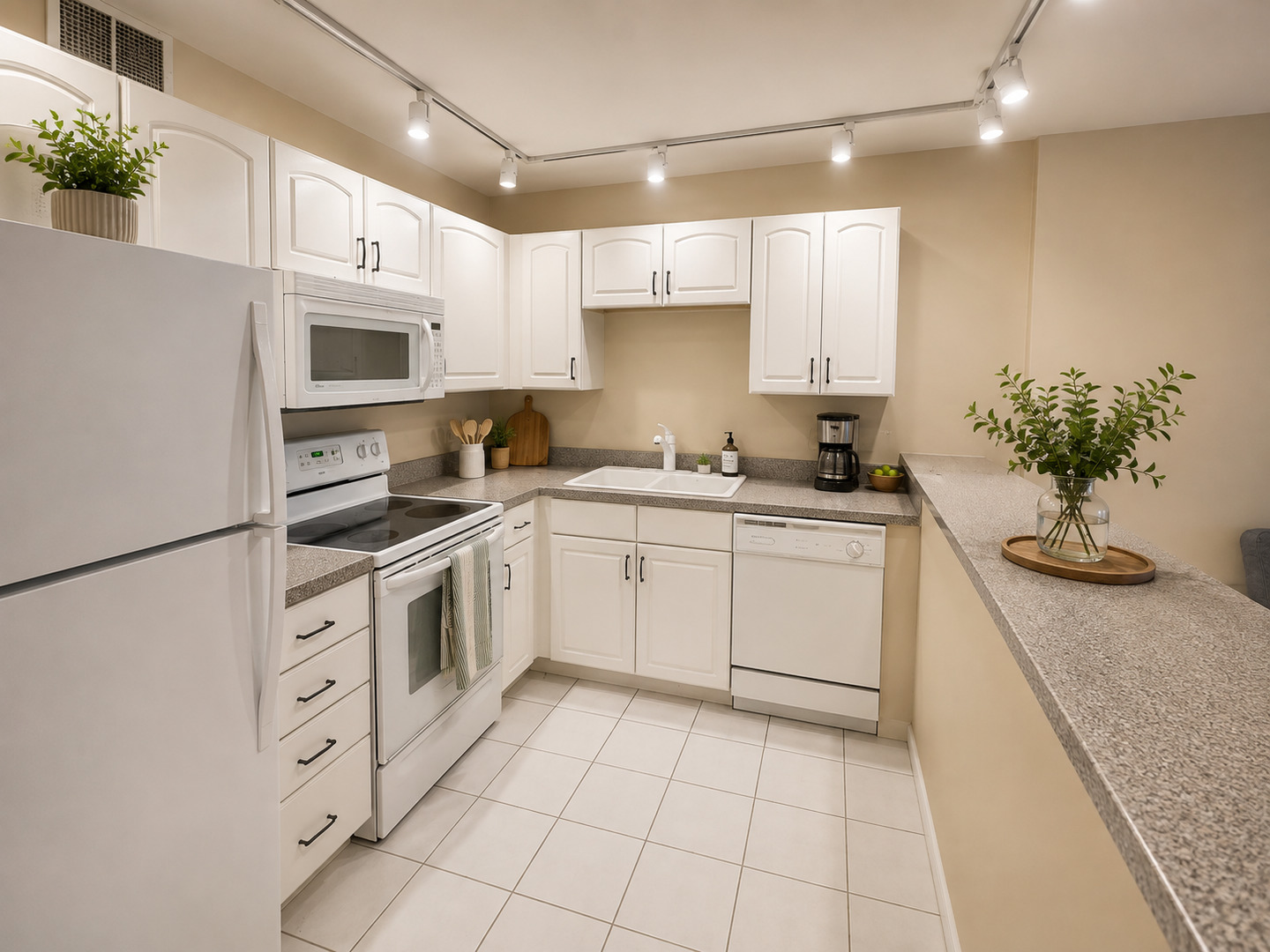 1636 N Wells Street 2214 Property Photo 7