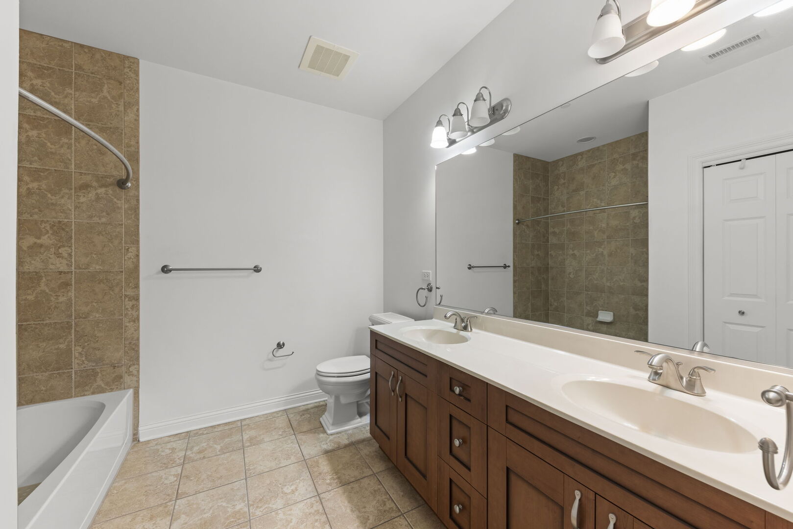 160 S River Street 215 Property Photo 23